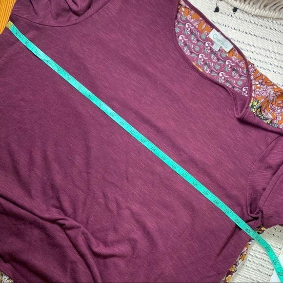Chenault Maroon Knit Floral Back Detail Top - Picture 4 of 7